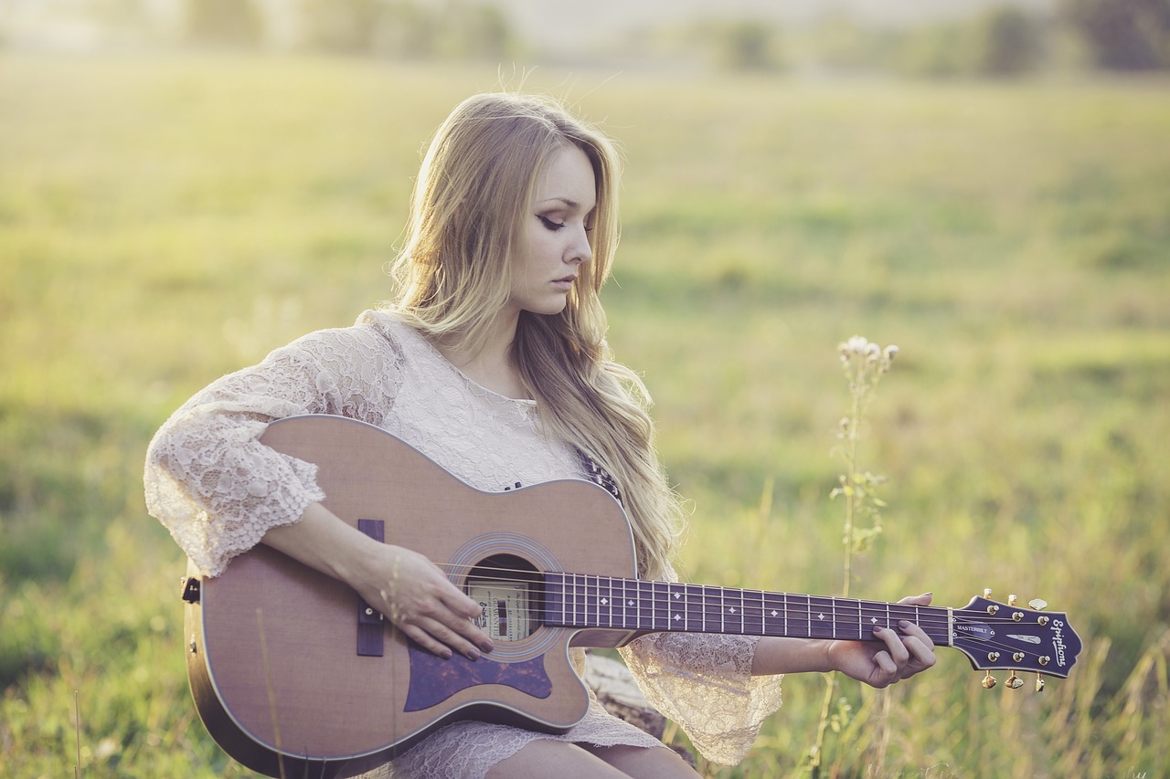 country, guitar, girl-946706.jpg