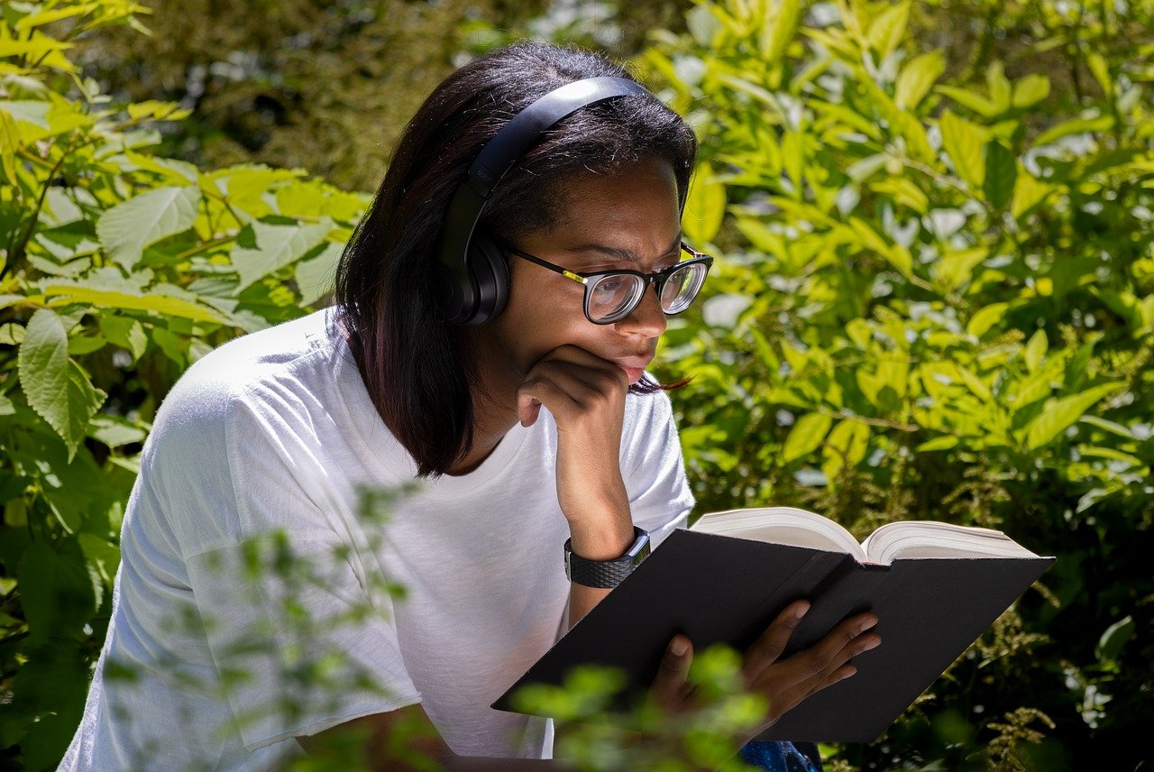 reader, reading, garden-8211917.jpg